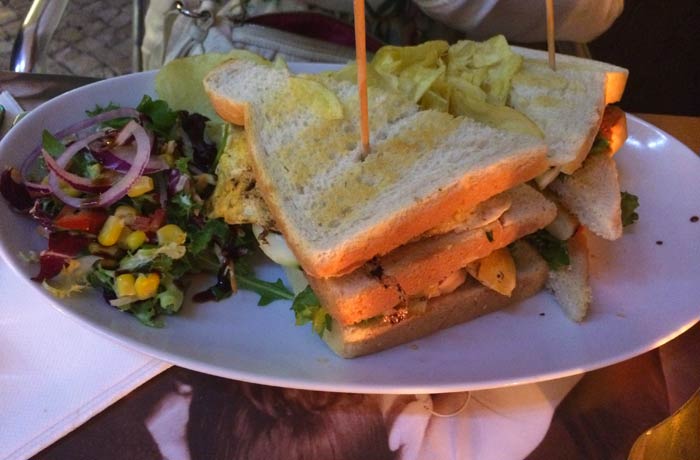 Sándwich del restaurante Miam Miam Glou Glou comer en el Algarve