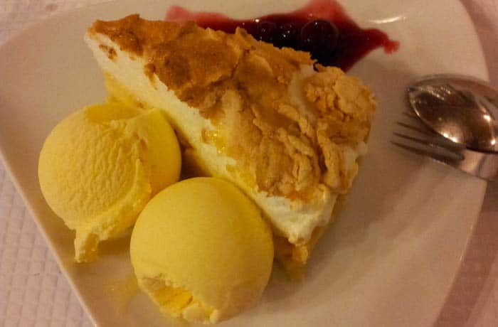 Tarta de limón y merengue del restaurante Marigil comer en el Algarve
